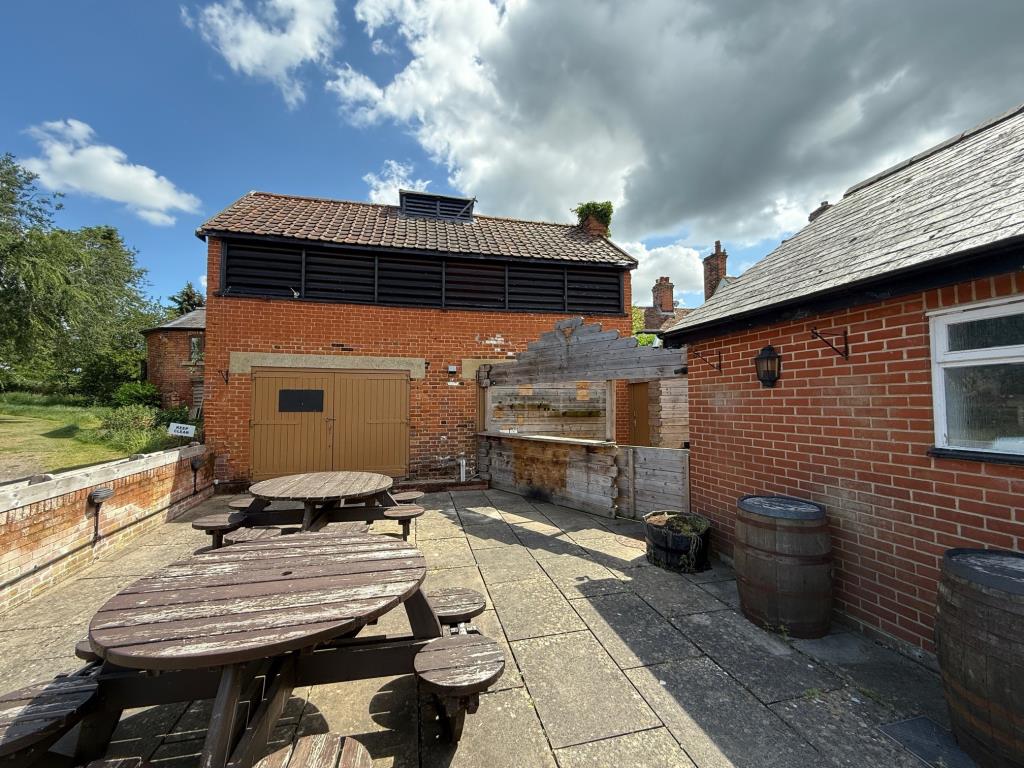 Lot: 129 - FREEHOLD PUBLIC HOUSE SITUATED IN POPULAR SUFFOLK VILLAGE LOCATION - Rear service area and outbuilding